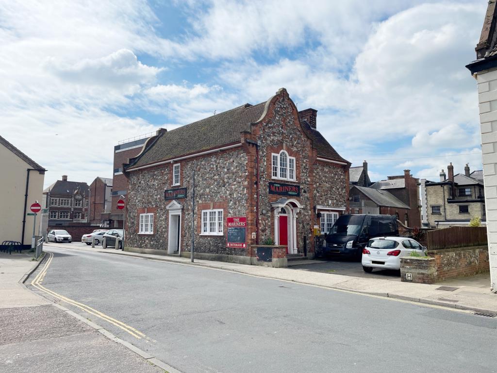 Lot: 109 - PUB WITH COURTYARD GARDEN AND FLAT ABOVE IN COASTAL TOWN - The Mariners Tavern in Great Yarmouth 2 bed flat above